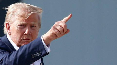 El presidente Donald Trump previo a abordar el avión presidencial Air Force One en Escocia. Foto: Reuters