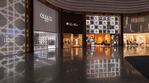 Establecimientos de marcas de lujo en el aeropuerto de Estambul (Turquía).