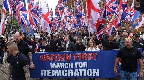 Líderes del partido de extrema derecha Britain Firs encabezan a sus partidarios en una "Marcha por la Remigración".