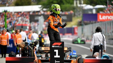 El piloto británico de McLaren, Lando Norris, celebra tras ganar el Gran Premio de Hungría.