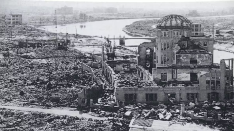 La Cúpula de Genbaku, la estructura del único edificio que permaneció en pie cerca del lugar donde explotó la primera bomba atómica el 6 de agosto de 1945, es hoy en día el Memorial de la Paz en Hiroshima.