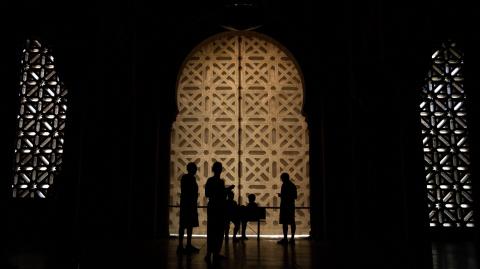 Turistas visitan la histórica mezquita-catedral de Córdoba.