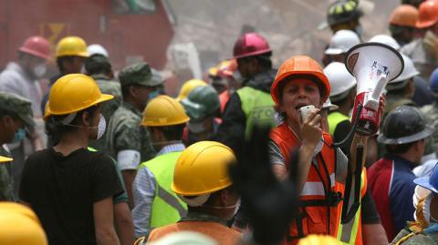 Escombros del edificio que colapsó en Laredo y Amsterdam, en la colonia Condesa.