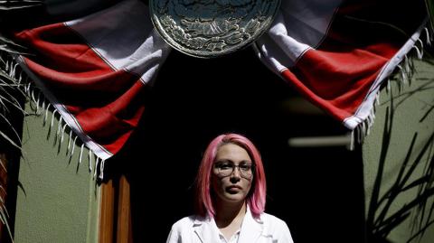 Karen Piña, doctora de la Cruz Roja. Desde la base de un edificio derruido de apartamentos, Piña se coordinó con rescatistas, médicos y equipos de ambulancias para organizar atención médica para los rescatados de entre los escombros. “No saber qué decirle a los familiares de la gente atrapada me daba impotencia”, señaló.