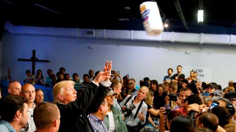 El presidente sorprendió a los medios con unos particulares lanzamientos de toallas de papel en uno de los centros de ayuda.