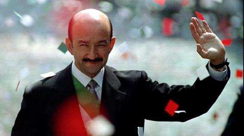 1988 Se firma el Plan Brady para reducir la deuda externa. Carlos Salinas de Gortari asume la presidencia de México, con 68 millones de habitantes en ese entonces.