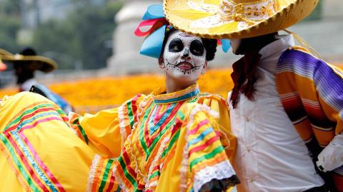 Por segundo año consecutivo calaveras, catrinas,  catrines y personajes fantásticos tomaron las calles de la Ciudad de México en un desfile de la Estela de luz al Zócalo Capitalino. Foto EL Economista: Zulleyka Hoyo