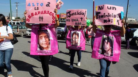 www.cuartoscuro.com - CIUDAD JU��REZ, CHIHUAHUA, 30AGOSTO2017.- Contingentes de familiares de víctimas de la desaparición forzada marcharon de la calle Sanders con rumbo a la Fiscalía de Género para exigir justicia para sus hijas. Asimismo exigieron a las autoridades intensificar los trabajos de búsqueda en sitios donde han encontrado restos óseos o lugares donde podrían ser víctimas de la trata de personas, esto con motivo del Día Internacional de las Víctimas de Desaparición Forzada. FOTO: NACHO RUIZ /CUARTOSCURO.COM