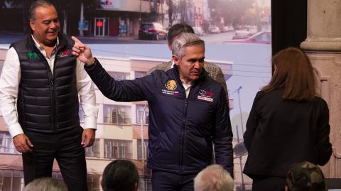 CIUDAD DE MÃ‰XICO, 21NOVIEMBRE2017.- Miguel ÃÅngel Mancera, Jefe de Gobierno, y Raymundo Collins, director del Infonavit, entregaron cheques a personas que fueron afectadas sus casas en los sismos de septiembre. FOTO: MOISÃ‰S PABLO /CUARTOSCURO.COM