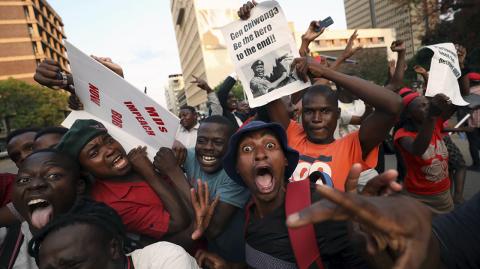 Zimbabweans celebrate after Mugabe resigns in Harare - Zimbabweans celebrate after President Robert Mugabe resigns in Harare, Zimbabwe November 21, 2017. REUTERS/Mike Hutchings