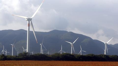 JUCHITçN DE ZARAGOZA, OAXACA, 22ENERO2009.- La energ’a e—lica es la energ’a obtenida del viento, o sea, la energ’a cinética generada por efecto de las corrientes de aire, y que es transformada en otras formas œtiles para las actividades humanas. En la actualidad, la energ’a e—lica es utilizada principalmente para producir energ’a eléctrica mediante aerogeneradores. Por lo que el gobierno federal ha emprendido una serie de proyectos de energ’a renovable como la Central de Energ’a E—lica Parques Ecol—gicos de México que se instal— en esta comunidad oaxaque–a. El Jefe del Ejecutivo se–alo que estos proyectos permiten que no se distraigan recursos para la educaci—n o la salud..ÒLa energ’a renovable, la que no se acaba; un d’a se puede acabar, incluso, hasta el petr—leoÓ, agreg—. Adem‡s una vez que sean completadas las obras que se realizan en La Ventosa, s—lo con el viento, sin quemar una sola gota de petr—leo se va a generar casi tanta electricidad como la que se genera en Chiapas con las presas de Chicoasén, de Malpaso o de Pe–itas y un costo por este tipo de molinos de 20 millones de pesos. FOTO: CARLOS SALINAS ENRIQUEZ/CUARTOSCURO.COM