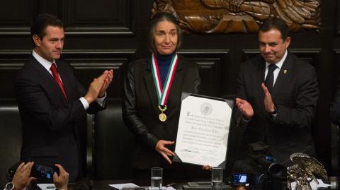 CIUDAD DE MÃ‰XICO, 06DICIEMBRE2017.- La biÃ“loga mexicana Julia Carabias Lillo fue reconocida con la medalla Belisario DomÃnguez, mÃ¡xima distinciÃ³n que da el Estado mexicano, por sus aportaciones en defensa de la ecologÃa su compromiso con las causas ambientales del paÃs y su labor en divulgaciÃ³n cientÃfica. La ceremonia fue realizada en la antigua casona de XicotÃ©ncatl. La acompaÃ±aron el Presidente de MÃ©xico, Enrique PeÃ±a Nieto; Ernesto Cordero, presidente del Senado, y Luis MarÃa Aguilar, presidente de la Suprema Corte de Justicia de la NaciÃ³n. FOTO: MOISÃ‰S PABLO /CUARTOSCURO.COM