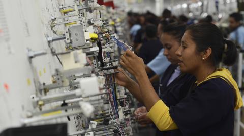 GUADALUPE, ZACATECAS, 01SEPTIEMBRE2014.- La empresa Delphi Cableados I es una de las mayores organizaciones extranjeras en México, dónde se generan miles de empleos; su principal actividad es desarrollar arneses eléctricos para las distintas marca de automóviles.FOTO: EDGAR CH��VEZ /CUARTOSCURO.COM