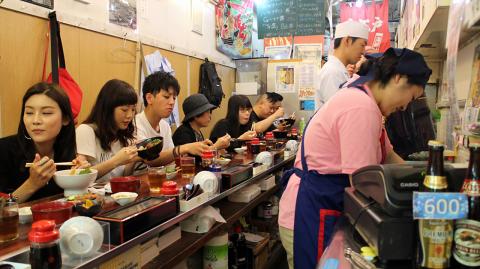 TSUKIJI FISH MARKET TOKIO, JAPÓN   |   Es célebre a nivel mundial por las pujas que se realizan en sus andenes antes del amanecer. Cuando compradores especializados compiten por algunos de los ejemplares marinos más codiciados del planeta.