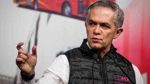 CIUDAD DE M�XICO, 25OCTUBRE2017.- Miguel �ngel Mancera Espinosa y Guillermo Calder�n Aguilera, director del Metrobus, encabezaron el banderazo de salida a 33 metrobuses nuevos, en el circuito del z�calo capitalino.FOTO: DIEGO SIM�N S�NCHEZ /CUARTOSCURO.COM