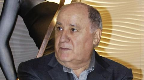 Amancio Ortega se sitúa en quinto lugar, con una ganancia de 4,800 millones de dólares, con lo que suma ahora 75,000 millones. 