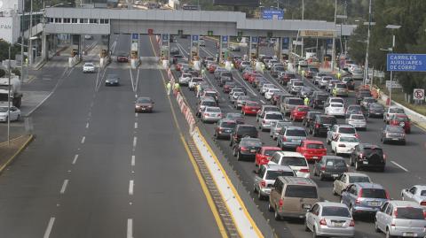 MƒXICO, D.F. 15NOVIEMBRE2010.- Miles de vacacionistas abarrotan los accesos a la Ciudad de México despues del puente vacacional correspondiente al 20 de Noviembre. En la imagen aspectos de la caseta Cuernavaca-México.FOTO: SAòL LîPEZ/CUARTOSCURO.COM