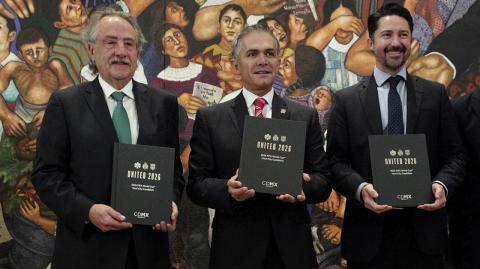 Decio de Maria Serrano, President of the Mexican Football Federation, Mexico City Mayor Miguel Angel Mancera and Yon de Luisa, Director of the joint bid by Mexico, United States and Canada for the FIFA World Cup 2026, pose for a photo in Mexico City - Decio de Maria Serrano, President of the Mexican Football Federation, Mexico City Mayor Miguel Angel Mancera and Yon de Luisa, Director of the joint bid by Mexico, United States and Canada for the FIFA World Cup 2026, pose for a photo in Mexico City, Mexico January 19, 2018. REUTERS/Daniel Becerril