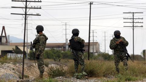 guardia del Ejercito Mexicano en el Residencial Anahuac despues de los enfrentamientos entre un gruop de hombres armados y el Ejercito Mexicano - Three members of the Mexican Army watch at the residencial Anahuac neighbordhood in Monterrey, Nuevo Leon State, Mexico on February 05, 2012, after clashes between a gruop of gunmen and Mexican Army. More than 40.000 people have been killed in rising drug-related violence in Mexico since December 2006, when President Felipe Calderon deployed soldiers and federal police to take on organized crime. AFP PHOTO/Julio Cesar Aguilar