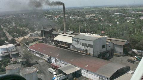 El Ingenio la Gloria - VER80323009. El Ingenio la Gloria, ubicado en el puerto de Veracruz, surgi� de lo que fuera un molino que produc�a piloncillo y aguardiente. En el a�o de 1919 se hicieron las adecuaciones necesarias para la producci�n de az�car y alcohol, pero hacia 1940 se obten�a una molienda diaria de 1,200 toneladas de ca�a.NOTIMEX/FOTO/CORTES�A/COR/EBF/