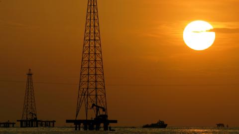 El barril de Brent del mar del Norte para entrega en mayo terminó en 65.49 dólares este viernes.