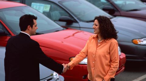 Las mujeres en el mundo gastan más de 200,000 millones de dólares en autos.