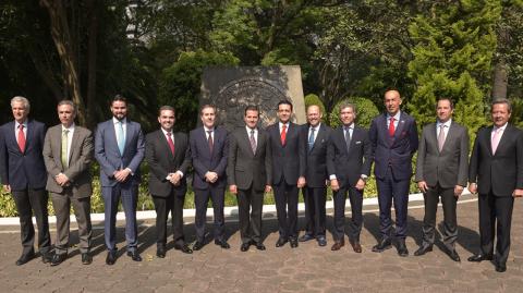 Al centro de la imagen, el presidente Enrique Peña Nieto y los empresarios Jorge Nacer y Raúl Beyruti. Foto: Presidencia de la República