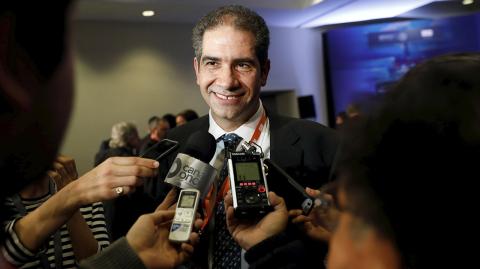 Alberto de la Fuente, Country Head of Shell Mexico gestures to journalist during an auction of deepwater oil and gas fields in Mexico City - Alberto de la Fuente, Country Head of Shell Mexico gestures to journalist during an auction of deepwater oil and gas fields in Mexico City, Mexico January 31, 2018. REUTERS/Carlos Jasso