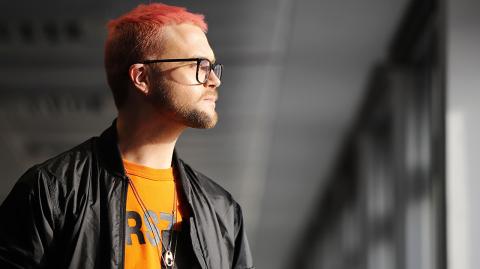 Canadian data analytics expert and whistle-blower, Christopher Wylie poses for photographs outside a press conference in London on March 26, 2018.   Christopher Wylie, a 28-year-old Canadian data analytics expert who worked with Cambridge Analytica and Kogan, blew the whistle on a scandal by revealing that more than 50 million Facebook profiles had been accessed without approval. / AFP PHOTO / Tolga AKMEN