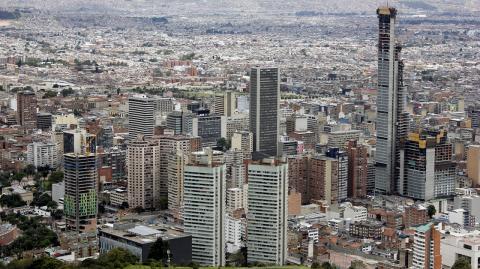 50803144. Bogotá.- Bogotá es la capital y la ciudad más grande de Colombia. Punto de convergencia de personas de todo el país, es diversa y multicultural, en ella se combinan construcciones modernas con otras que evocan su pasado colonial. Sus parques y los cerros orientales dominan los santuarios de Monserrate y Guadalupe. NOTIMEX/FOTO/ALONSO ROMERO/COR/ACE/