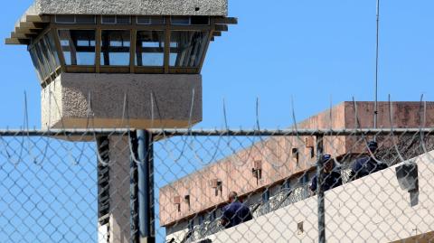 TIJ00914157. Este día se suscitó una manifestación en el interior de la penitenciaría de Tijuana cuando internos escandalizaban golpeando las celdas para recordar que hace dos años murieron una veintena de reos durante un motín,  al lugar llegaron policías federales y elementos del ejército mexicano.NOTIMEX/FOTO/EDUARDO JARAMILLO/EJC/CLJ/