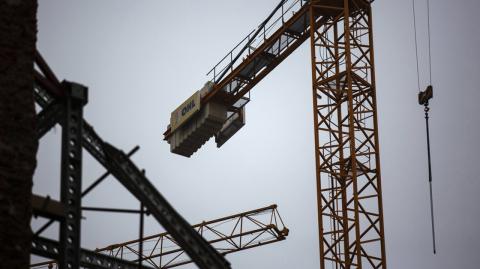 The logo of Spanish builder OHL on a crane at a construction site in Madrid - The logo of Spanish builder OHL on a crane at a construction site in Madrid, March 2, 2015. OHL wants to focus on eight markets, including Spain, the U.S., Canada and Latin American countries, with the aim of doubling its core profit to 2 billion euros ($2.2 billion) per year by 2020. The company, which expanded massively abroad to offset a stalled Spanish construction business amid a deep economic crisis, is seeking to double revenue by that date to 8 billion euros, while also reducing debt and growing its industrial maintenance and services arms. REUTERS/Andrea Comas (SPAIN)