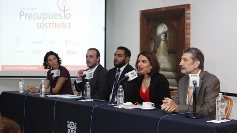 220518 LILIANA ALVARADO, ETHOS;ADRIAN GARCIA, CIEP; ALFREDO ELIZONDO, GESOC; MARIANA CAMPOS, MEXICO EVALUA Y  LUIS FONCERRADA, CEESP. LAS ORGANIZACIONES QUE CONFORMAN EL COLECTIVO PESO PRESENTAR EL PROYECTO CONSEJO FISCAL APARTIDISTA PARA PROMOVER SU SOSTENIBILIDAD PRESUPUESTARIA. CASA LAMM, CDMX. FOTO: ADRIANA HERNANDEZ