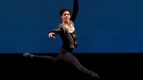 El bailarín mexicano Isaac Hernández, durante su participación de Despertares 2017 en el Auditorio Nacional de la Ciudad de México, el 12 de agosto de 2017. En junio de 2018, Hernández ganó el Premio Benois de la Danse. Foto: Rebecca Blackwell / AP