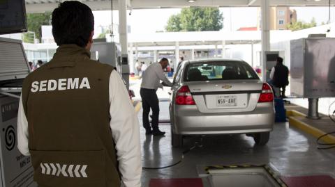 CIUDAD DE MÃ‰XICO, 07JUNIO2018.- JosÃ© RamÃ³n Amieva, jefe de gobierno de la Ciudad de MÃ©xico, realizÃ³ recorrido acompaÃ±ado por Tanya MÃºller, secretaria de Medio Ambiente de la capital, por el nuevo formato de verificentros para la capital del paÃs, esto tras seis meses de suspensiÃ³n. El prÃ³ximo 2 de julio, entraran en operaciones 55 nuevos verificentros, con nueva tecnologÃa que garantice la optima funcionalidad de los vehÃculos, asÃ como evitar los excesivos contaminantes. Otro punto que destacÃ³ Amieva GÃ¡lvez fue el hecho de evitar las pre-verificaciones o los llamados â€œcoyotesâ€ù y el pago de los â€œsaltosâ€ù. FOTO: GALO CAÃ‘AS /CUARTOSCURO.COM