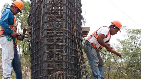 Demian Ch‡vez - QUERETARO, QUERETARO, 10JUNIO2010.- Trabajadores, realizan, labores de construccion del distribuidor vial Bicentenario con una inversion de 275 millones de pesos, via que tendra una capacidad de 11 mil 400 vehiculos por hora. Se tiene previsto que la construccion cocluya en 5 fases que duraran aproximadamente 11 meses. FOTO: DEMIAN CHAVEZ/CUARTOSCURO.COM