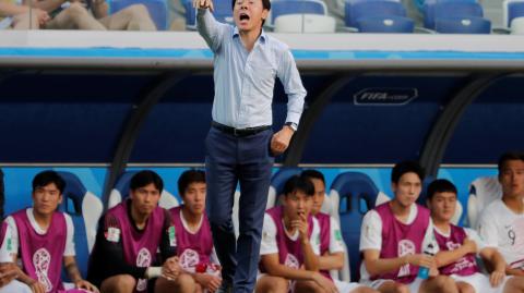 World Cup - Group F - Sweden vs South Korea - Soccer Football - World Cup - Group F - Sweden vs South Korea - Nizhny Novgorod Stadium, Nizhny Novgorod, Russia - June 18, 2018   South Korea coach Shin Tae-yong gestures    REUTERS/Carlos Barria