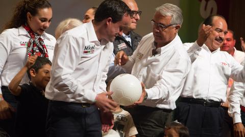 CIUDAD DE MÃ‰XICO, 25JUNIO2018.- Mikel Arriola candidato del PRI a la jefatura del Gobierno de la Ciudad, acompaÃ±o al ex medallista Olimpico Carlos GirÃ³n, quiÃ©n contenderÃ¡ por la alcaldÃa de Benito JuÃ¡rez.FOTO: VICTORIA VALTIERRA /CUARTOSCURO.COM