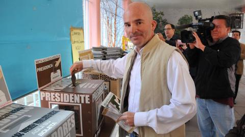 González Anaya, al momento de emitir su voto. Foto: Notimex