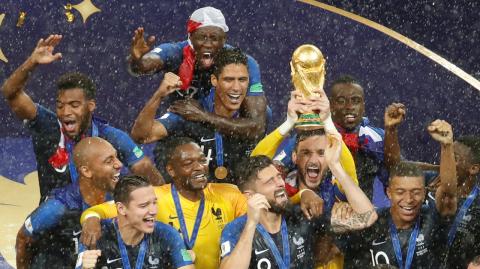 Los jugadores franceses celebran su triunfo en el Mundial Rusia 2018 contra Croacia, el 15 de julio pasado. Foto: Christian Hartmann / Reuters