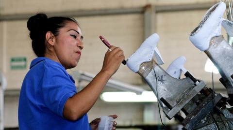 Trabajadora de la fábrica de calzado deportivo Panam en Cuatitlán-Izcalli, Edomex. Foto: Zulleyka Hoyo