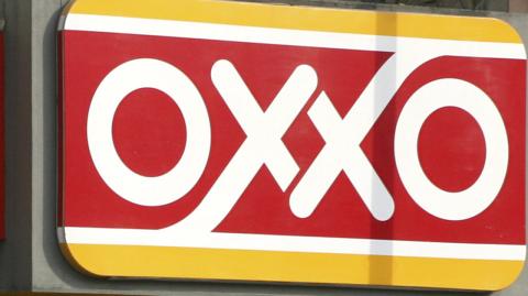 SUPER - EN IMAGEN ASPECTOS DE LAS FACHADAS DE LA TIENDA DE AUTO SERVICIO OXXO