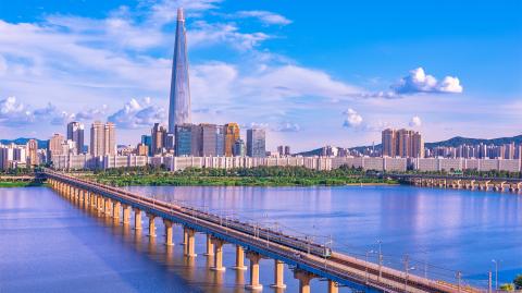 5. LOTTE WORLD TOWER SEÚL, COREA DEL SUR. Localizado en la ciudad de Seúl, en Corea del Sur, ocupa, con sus 555 metros de altura, la posición número cinco de los rascacielos más altos del mundo. Cuenta con 123 pisos y en el último hay una plataforma de observación con la mejor vista de ese país.
