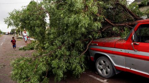 El huracán Willa provocó numerosos daños materiales, caída de árboles, postes derrumbados, además de bardas destrozadas; todo esto, sin que hasta el momento se reporten pérdidas de vidas humanas.