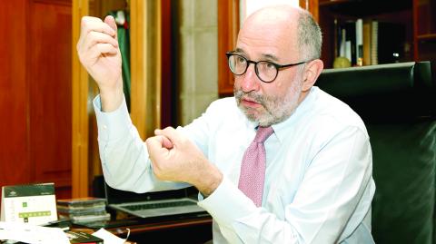 El ministro José Ramón Cossío Díaz, en su despacho de la Suprema Corte de Justicia de la Nación. Foto: Adriana Hernández EE