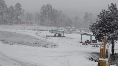 Las bajas temperaturas provocadas por el frente frío 10 provocaron la caída de nieve y aguanieve en los estados de Puebla, Toluca, Hidalgo, Querétaro, lo que provocó  que se suspendieran las clases en varios estados de la República Mexicana.