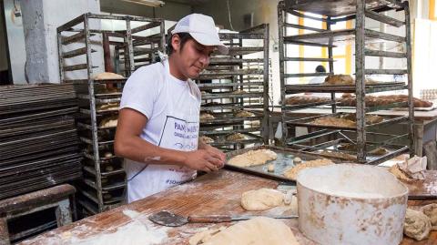 Joven panadero elaborando pan de muerto en una panadería en Ciudad de México - Foto: Zulleyka Hoyo EE