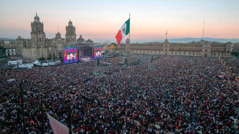 Miles de personas se congregaron en la plancha del Zócalo capitalino en espera de la llegada del mensaje presidente Andrés Manuel López Obrador, luego de tomar protesta en San Lázaro.