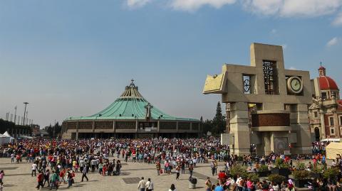 Peregrinos de todas partes del país y el extranjero recorren cientos de kilómetros a pie para visitar a "Nuestra Señora de Guadalupe". La Basílica de Guadalupe es el segundo recinto católico más visitado en el mundo, sólo después de la Basílica de San Pedro en Roma.