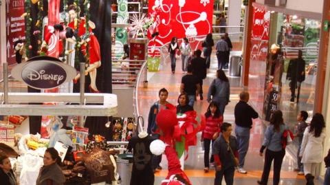 Diciembre es una de las temporadas en la que los consumidores realizan compras, algunas anticipadas, otras de último momento. Ya sea por algún intercambio navideño o para cubrir los gastos de las celebraciones navideñas.